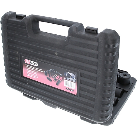 Schwarzer Werkzeugkoffer mit Griff, geöffnet. Aufkleber mit Werkzeugen und Markenlogo.